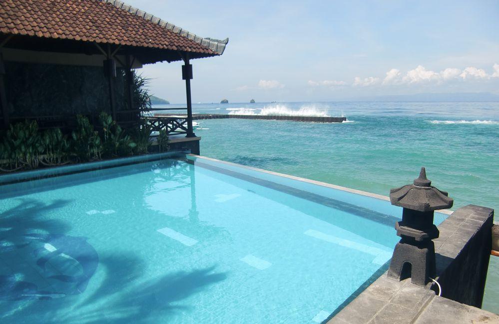 Hotel Natia terletak di pinggir laut dengan kolam yang langsung menghadap laut. Titik awal menelusuri Pantai Pasir Putih
