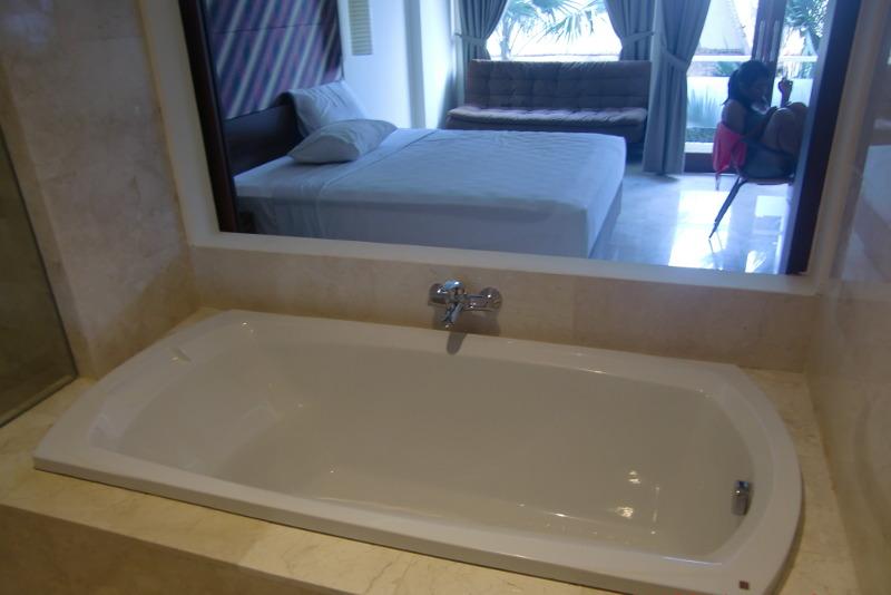 Kamar mandi yang lega dan lapang disertai dengan fasilitas lengkap termasuk Bathub