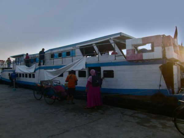 Kapal KM Bahtera yang ditupangi untuk menyebrang dari dermaga muara angke kali adem ke Pulau Pari
