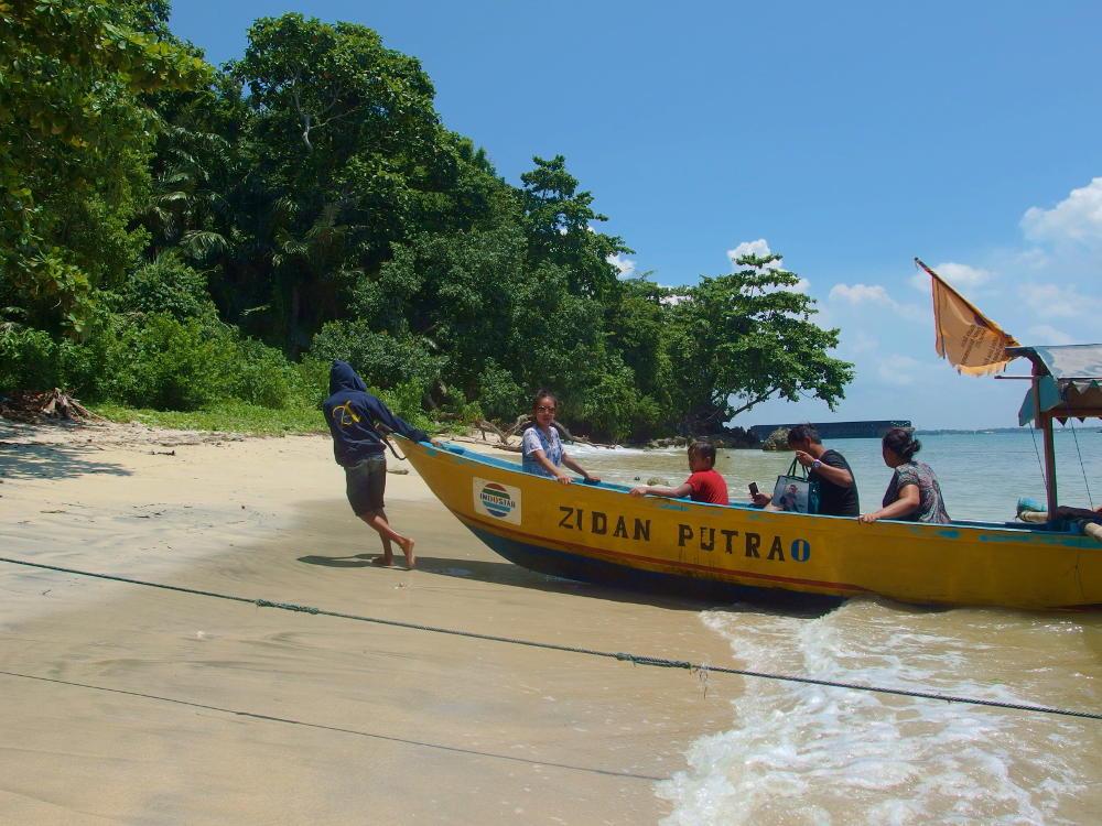 Pantai Karang Bolong digunakan juga sebagai tempat berlabuh wisatawan yang akan hiking di Pulau Nusakambangan.
