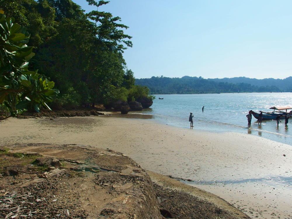 Pantai tebeng terbilang belum terlalu populer, jadi tidak terlalu ramai dan lebih nyaman untuk dipakai berenang.