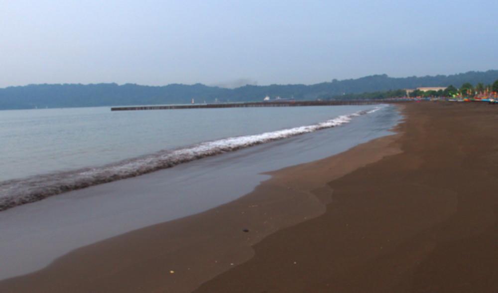Pantai Teluk Penyu Cilacap, pantai yang berlokasi tepat di seberang benteng Pendem. Sangat bagus untuk menikmati Sunrise di Pagi Hari.