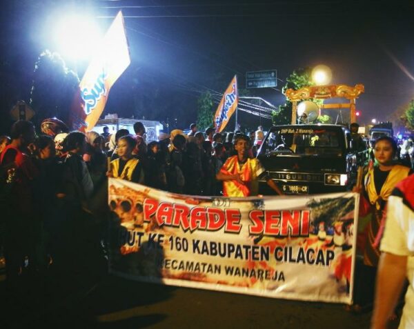 Salah satu parade seni dan festival dalam rangka ulang tahun kota Cilacap.