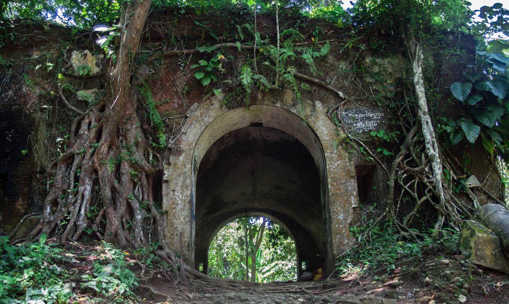 Pintu Masuk Benteng Karang Bolong masih kokoh meskipun sudah tertutup akar pepohonan.