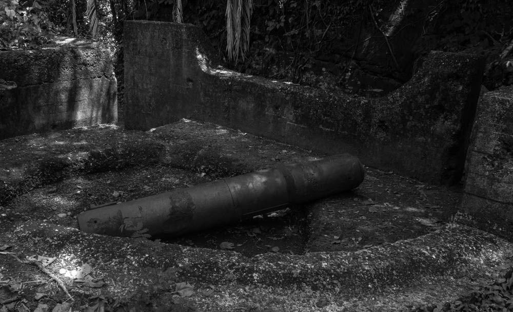 Sisa meriam kompeni yang masih tergelatk di sekitar lokasi benteng Karang Bolong