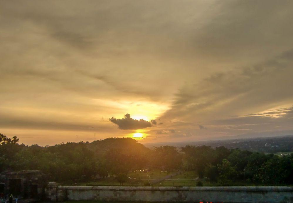 Pemandangan sunset dilihat dari Candi Ratu Boko