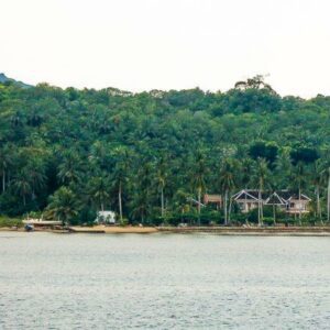 Pulau karimun dan lokasi hotel escpae yang tepat berada di pinggir laut tidak jauh dari dermaga pulau karimun jawa.
