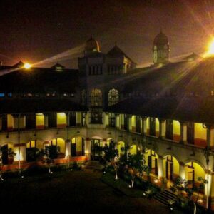 Salah satu gedung tua lawang sewu, pencahayaan malam hari sangat cantik memaparkan keindahan dan kemegahan Lawang Sewu