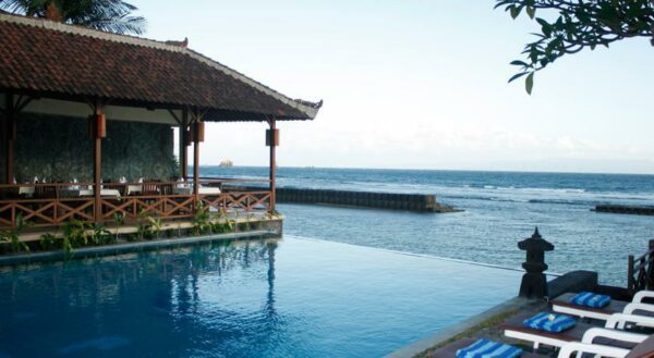The Natia Seaside Hotel berada tepat di pinggir laut kawasan wisata Candidasa yang tenang.