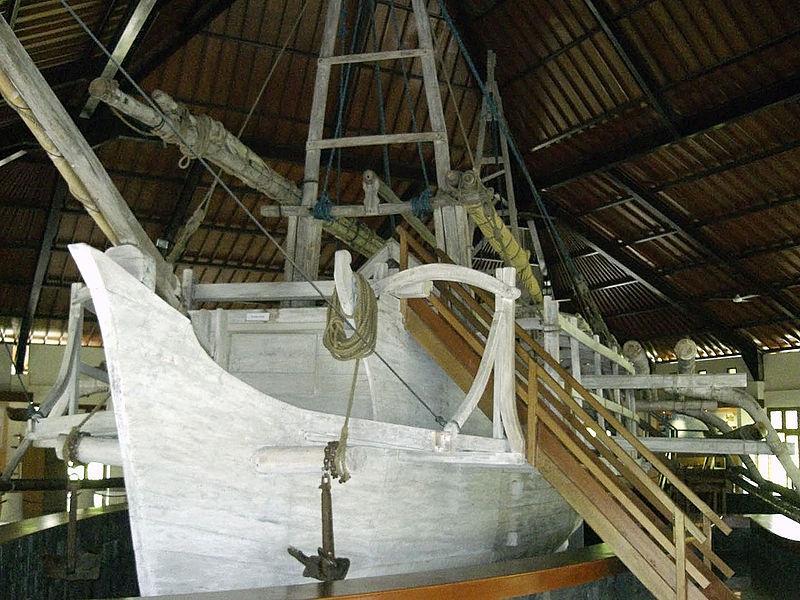 Salah datu kapal yang dipajang di Museum Kapal Borobudur.