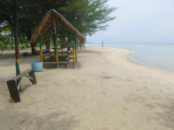 Nongkrong paling enak di Pulau Pari di Pantaai Bintang