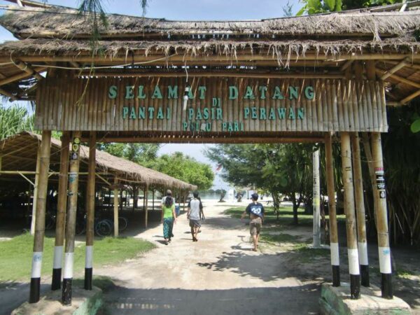 Gapura gerbang masuk ke pantai pasir perawan pengunjung dikenakan biaya masuk Rp 5000