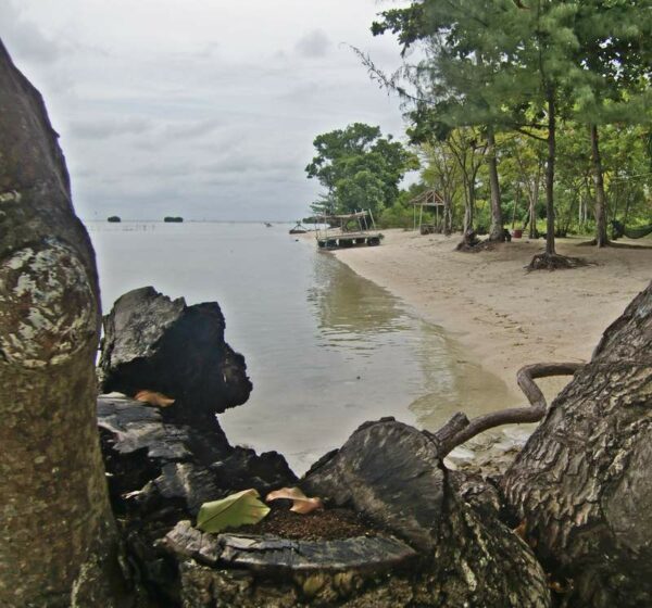 Pantai Kresek Pulau Pari sering dipelesetkan juga dengan sebutan Pantai Keren dan Seksi.