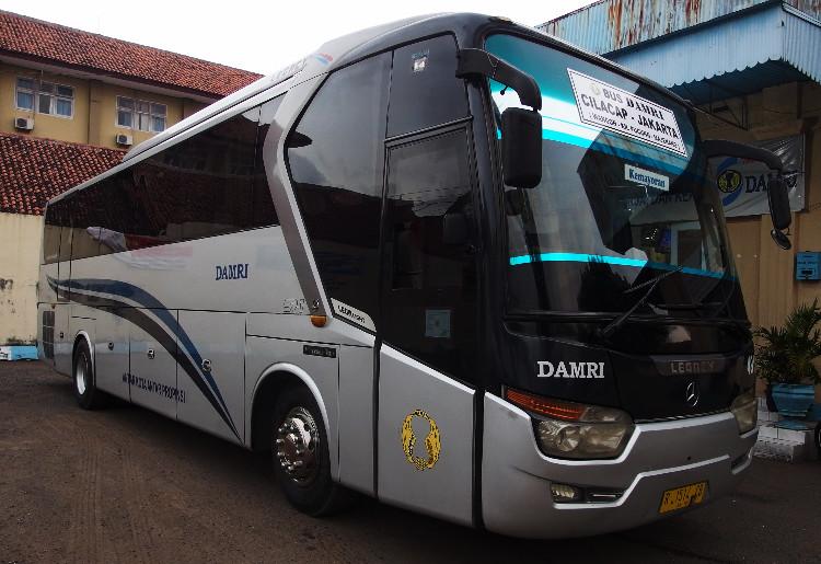 Bus Damri Cilacap Jakarta dengan kondisi yang masih cukup layak