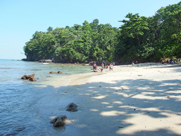 Pantai Karang Pandan yang berlokasi di Nusa Kambangan.