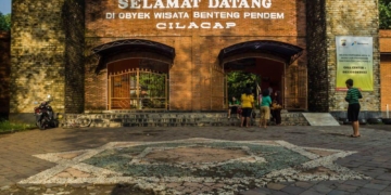 Gerbang Benteng Pendem, pintu masuk menjelajahi area benteng era kolonial