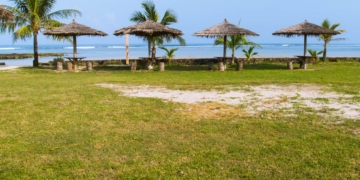 Tempat Bersantai di pinggir pantai Turtle Beach Hotel Ujung Genteng