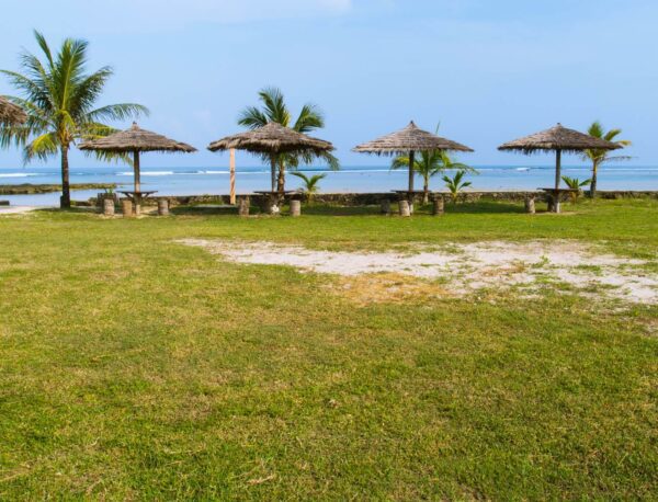 Tempat Bersantai di pinggir pantai Turtle Beach Hotel Ujung Genteng