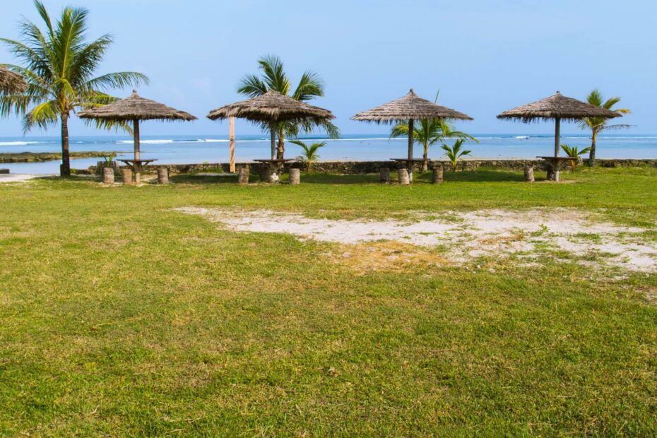 Tempat Bersantai di pinggir pantai Turtle Beach Hotel Ujung Genteng