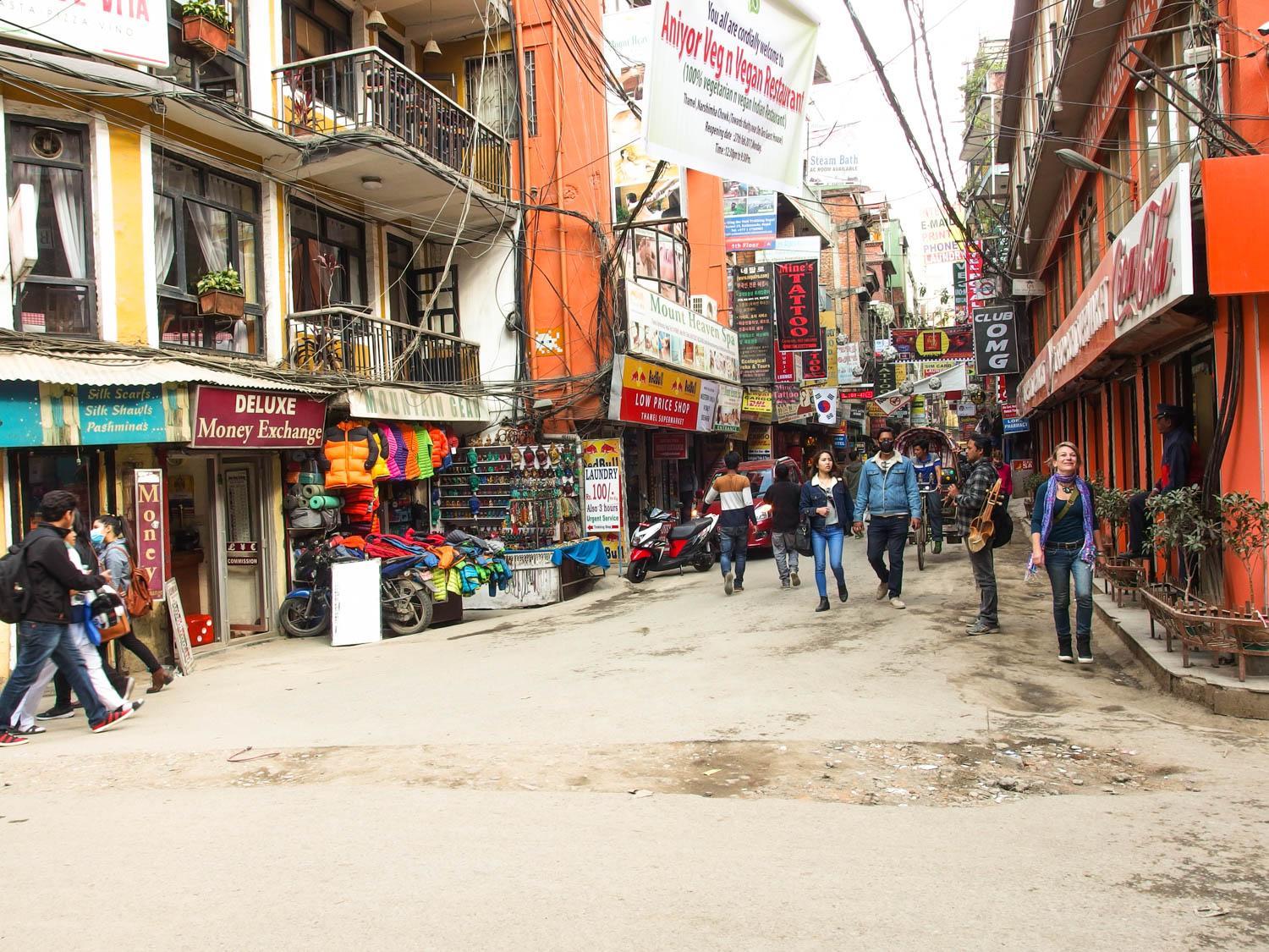 Thamel kawasan turis di Kathmandu sangat ramai dan rada kumuh
