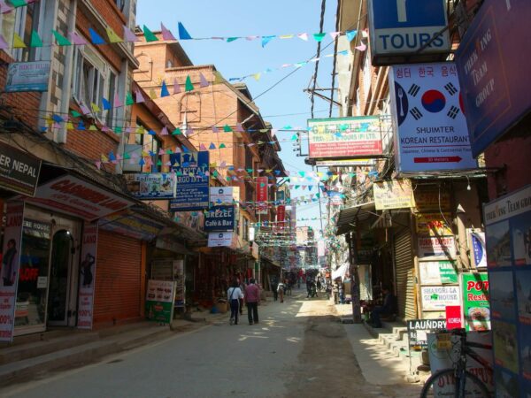 Kondisi jalan di Thamel kumuh dan berdebu
