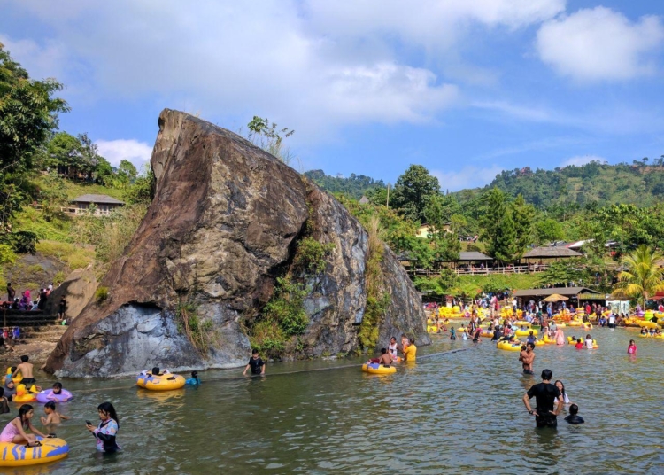 kolam renang air terjun bidadari